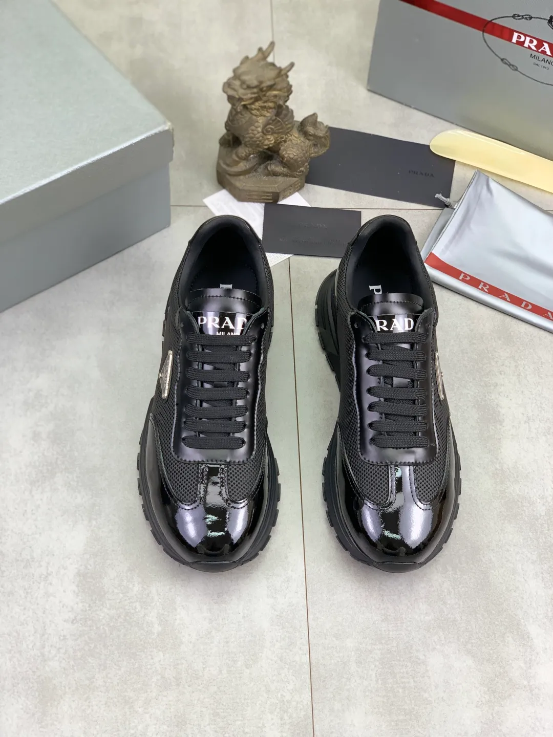 Men's Men's Shoes 💰P600 💰【New Style】 The latest model of high-quality PRADA classic men's shoes has been launched on the official website at 1:1, synchronized in Hong Kong, and on the same catwalk; all made of calfskin➕imported cowhide lining, 🍡🍡original rubber outsole, non-slip and wear-resistant; comfortable on the feet, attractive style, fine workmanship, and simple and neat shoe lasts, showing the courage and toughness of men, 👍Size: 39-44 (45 can be customized) black White color🉑️choose